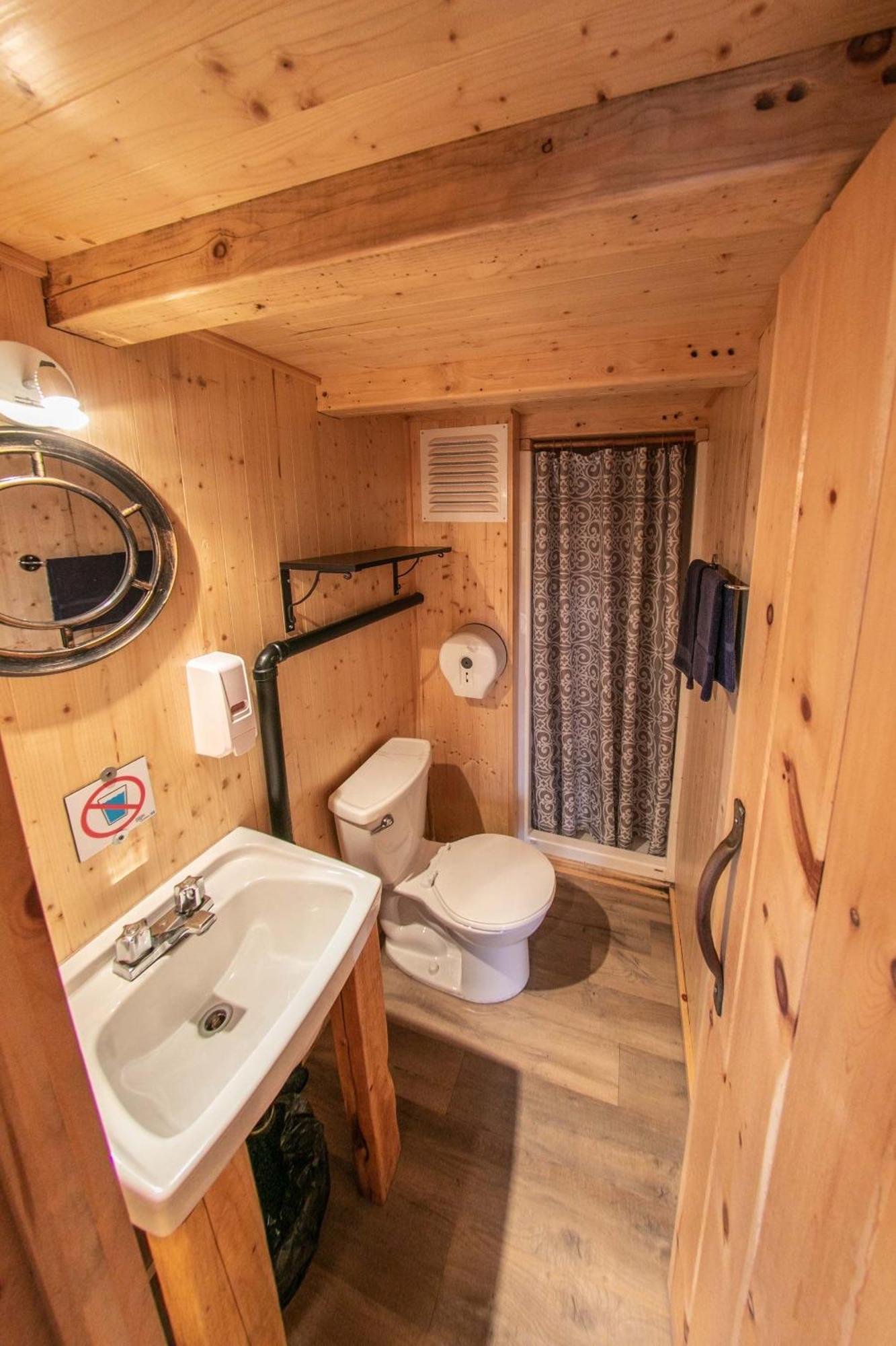 Auberge Festive Sea Shack Sainte Anne-des-Chênes Buitenkant foto