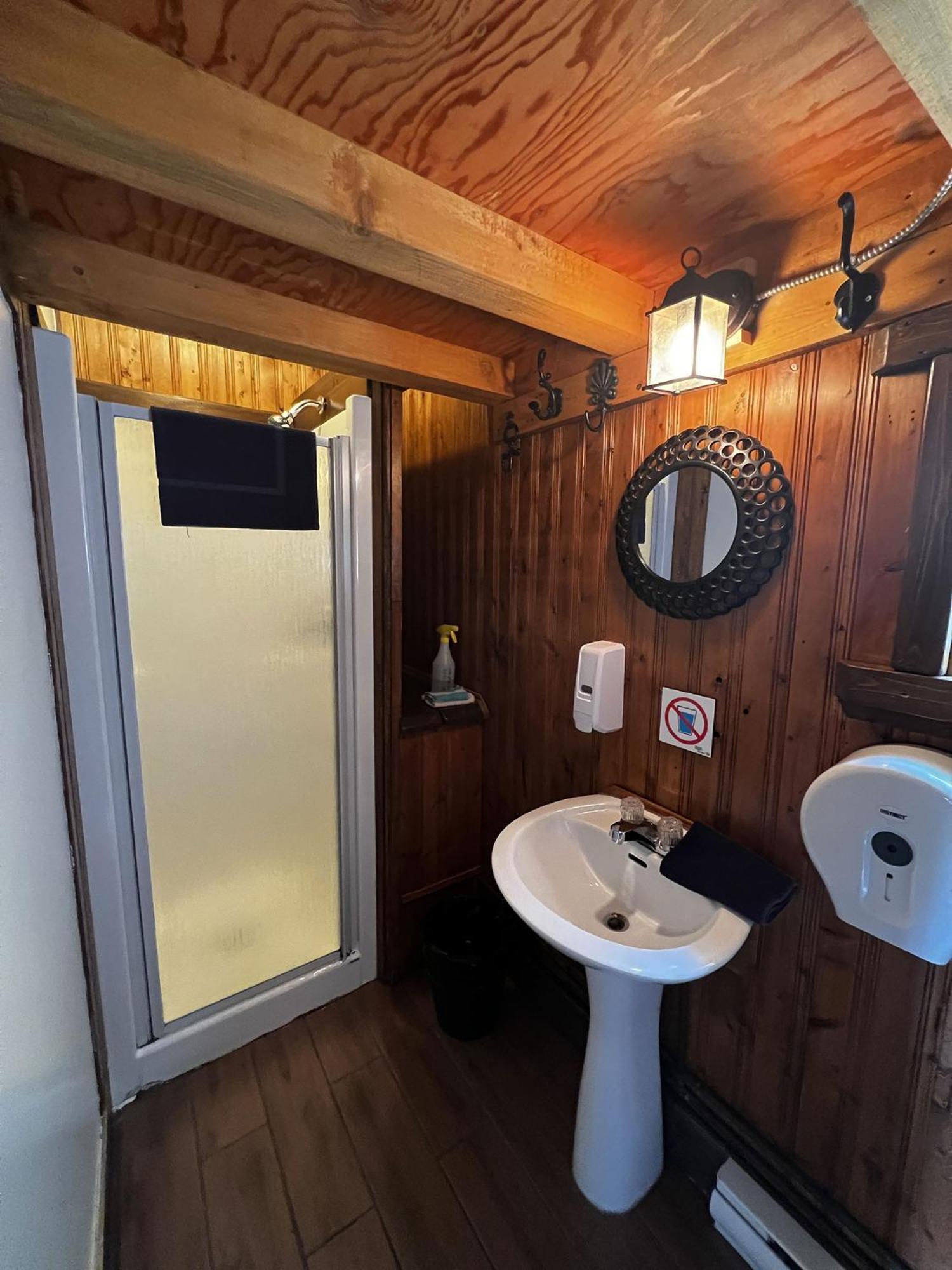 Auberge Festive Sea Shack Sainte Anne-des-Chênes Buitenkant foto